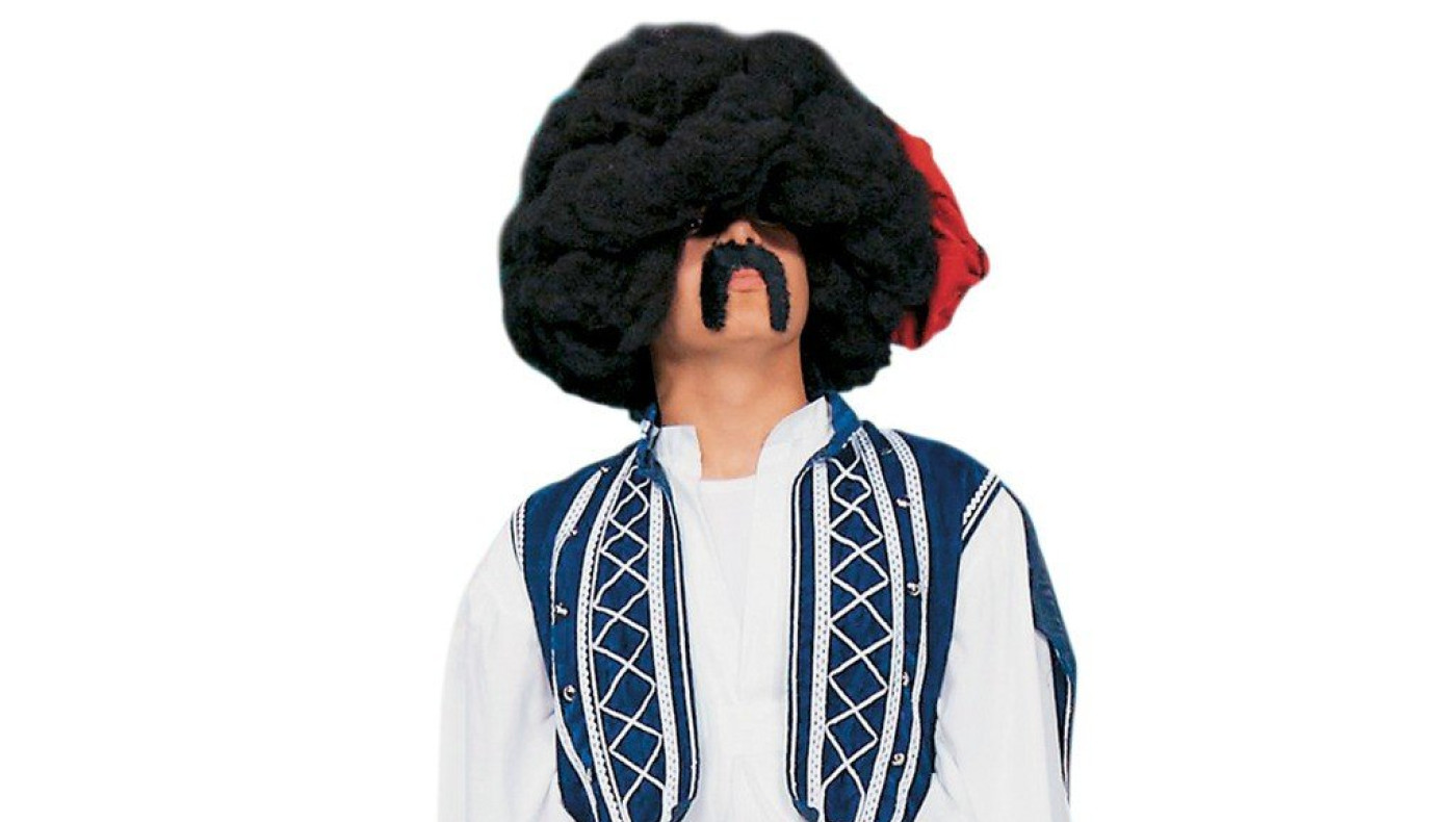 Ο τσολιάς της Ελληνοφρένειας «γραβατώνει» τη μηχανή του Βαρουφάκη! (video)