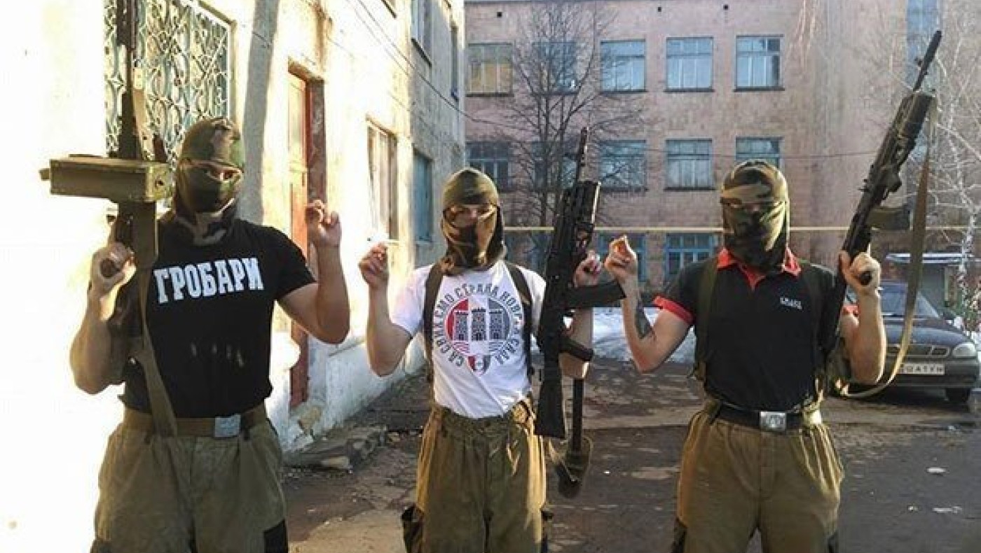 Εχθροί στο γήπεδο, ενωμένοι στον πόλεμο (pics)