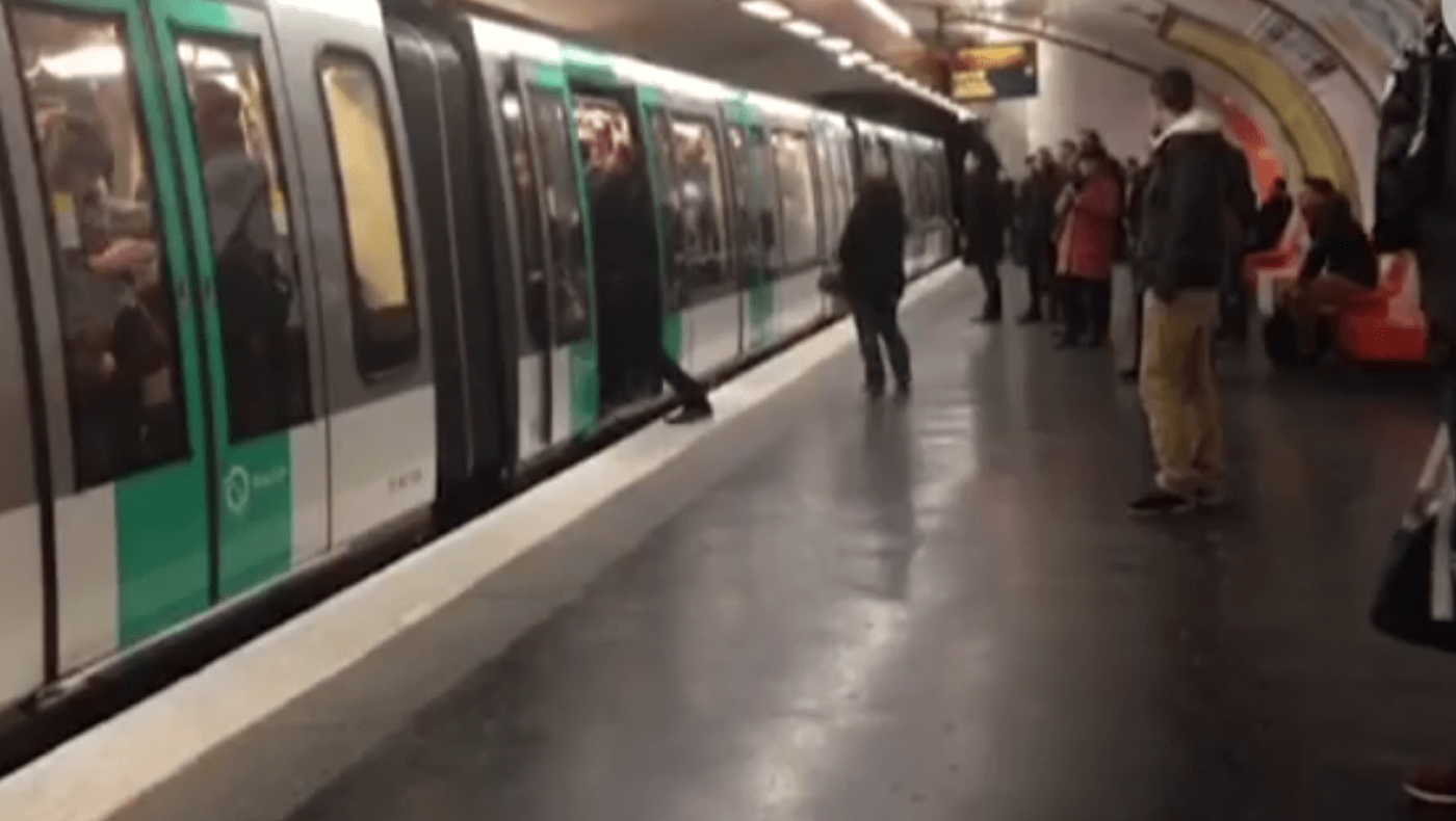 Οπαδοί της Τσέλσι πέταξαν μαύρο άνδρα έξω από βαγόνι του Μετρό (video)