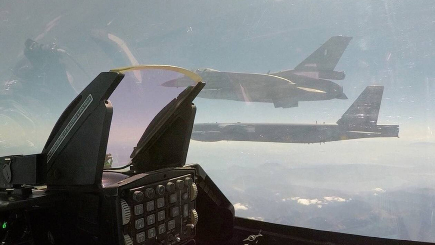 Αμερικανικό βομβαρδιστικό πάνω από την Ελλάδα - Μαζί του ελληνικά F-16