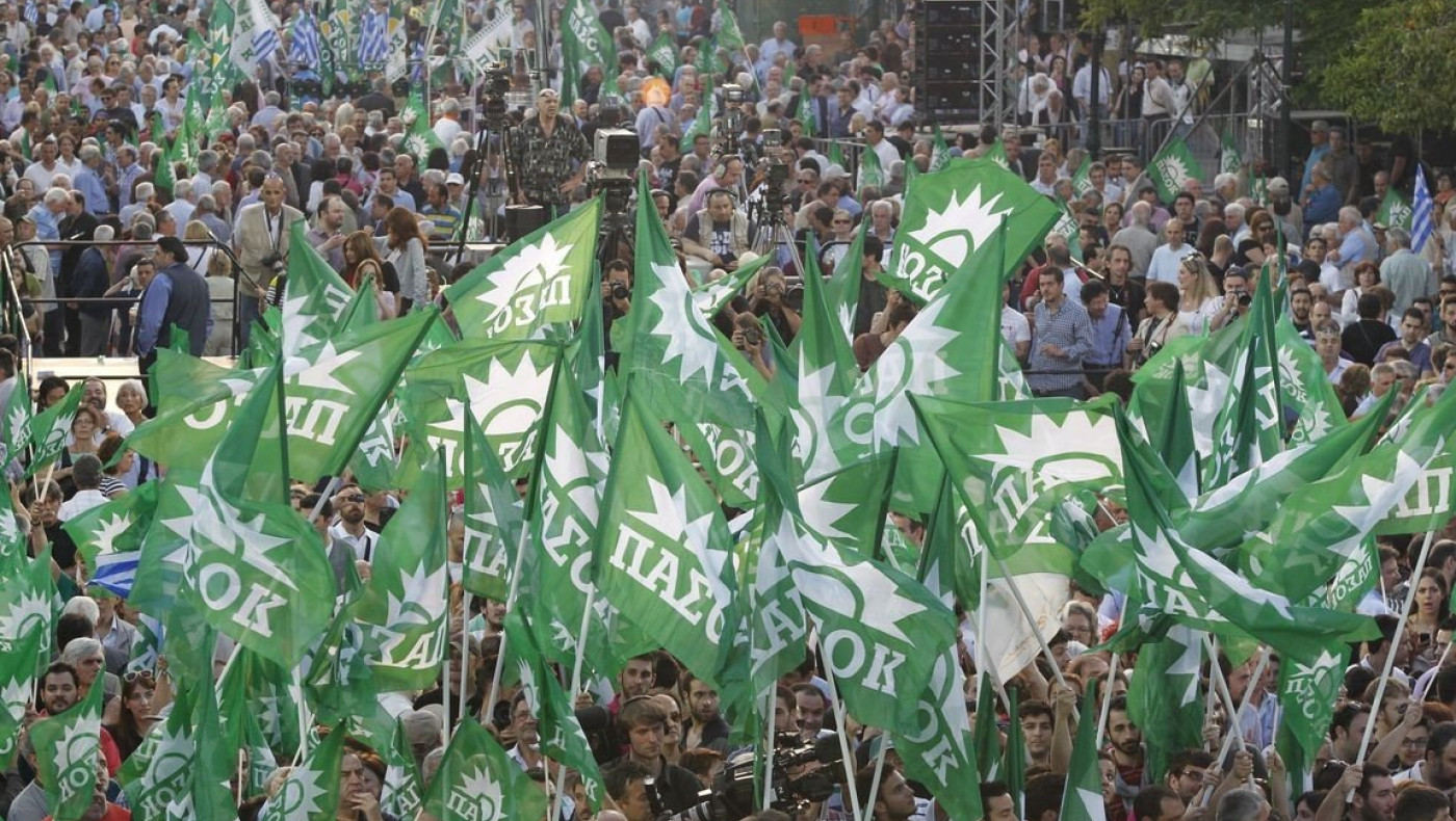 Κέρκυρα: Μπάρμαν ξεσαλώνει με μπλούζα ΠΑΣΟΚ και το «καλημέρα ήλιε»