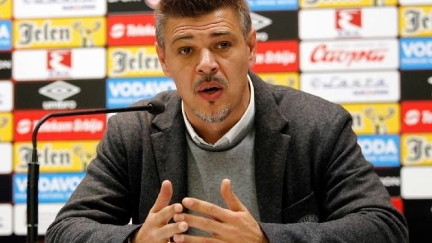 Απίστευτη έκρηξη Μιλόσεβιτς: Πέταξε μπουκάλι στον διαιτητή!