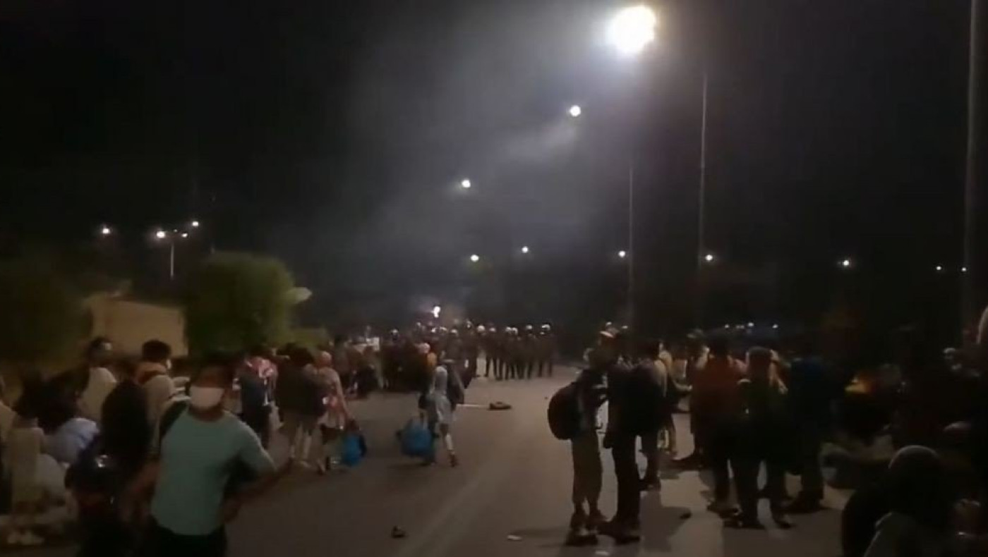 Η αστυνομία «πνίγει» με χημικά γυναίκες και παιδιά στη Μόρια