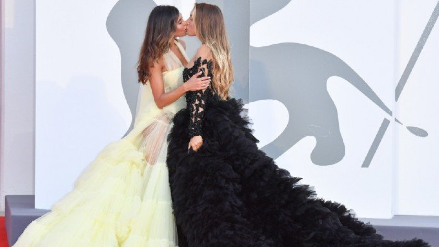 Ένα φιλί γυναικών στο στόμα αναστάτωσε το Φεστιβάλ Βενετίας