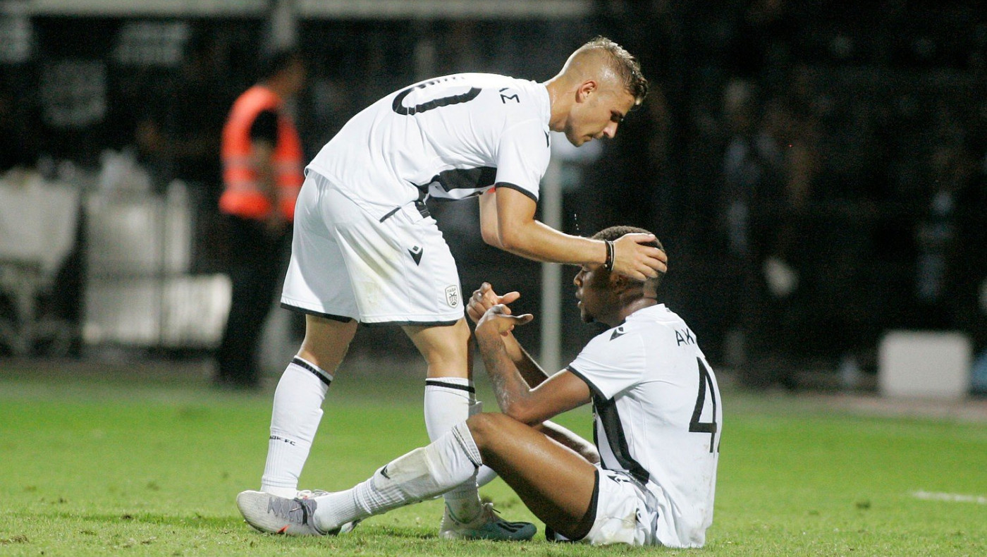 Λόγια συμπαράστασης και... ύμνοι Πέλκα για Άκπομ