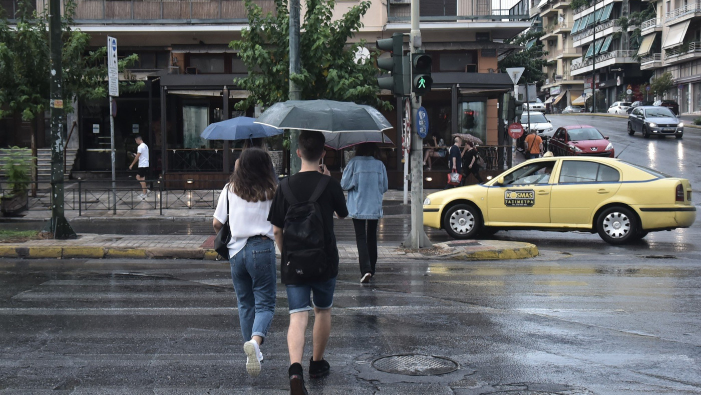 Χαλκιδική: Ισχυρή καταιγίδα στον Πολύγυρο - Ποτάμια οι δρόμοι