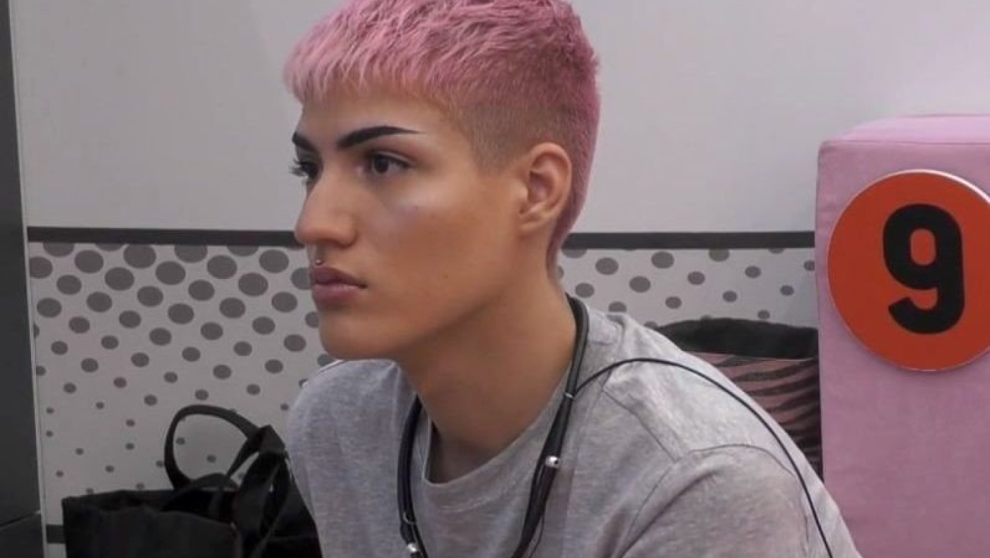 O Θέμης του Big Brother μακιγιάρει άντρα συμπαίκτη του