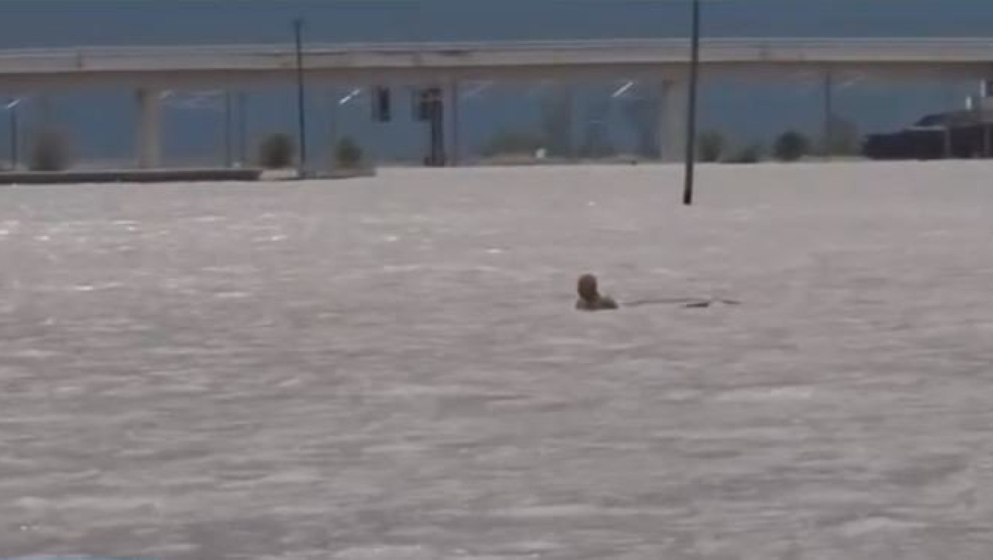 Κακοκαιρία «Ιανός»: Συγκλονιστική διάσωση ηλικιωμένου στα Φάρσαλα