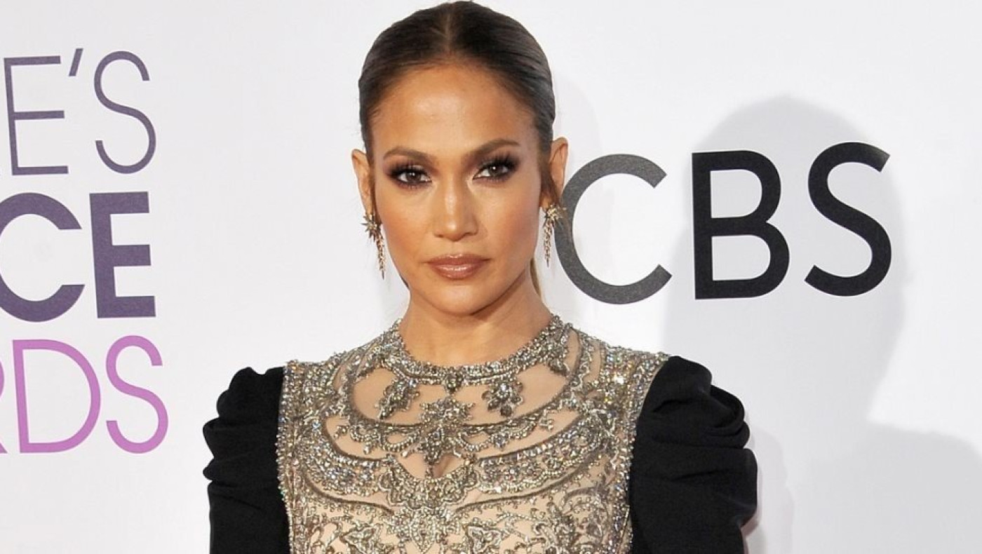 Jennifer Lopez: Ποζάρει με «καυτό» ροζ μπικίνι