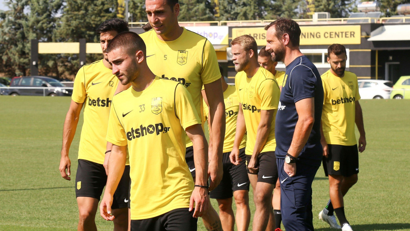 Τετ-α-τετ Μάντζιου με Φέτφα και παίκτες