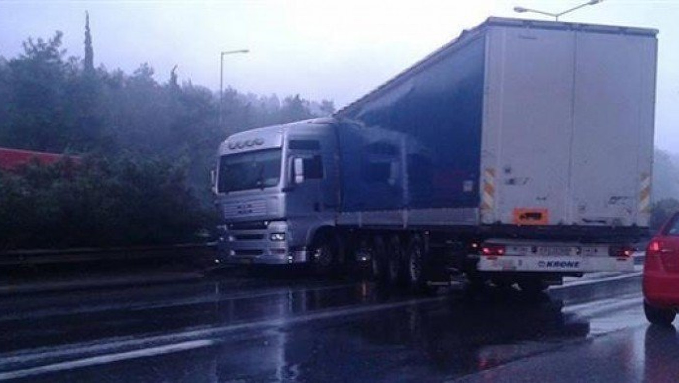 Δίπλωσε νταλίκα στο Δερβένι