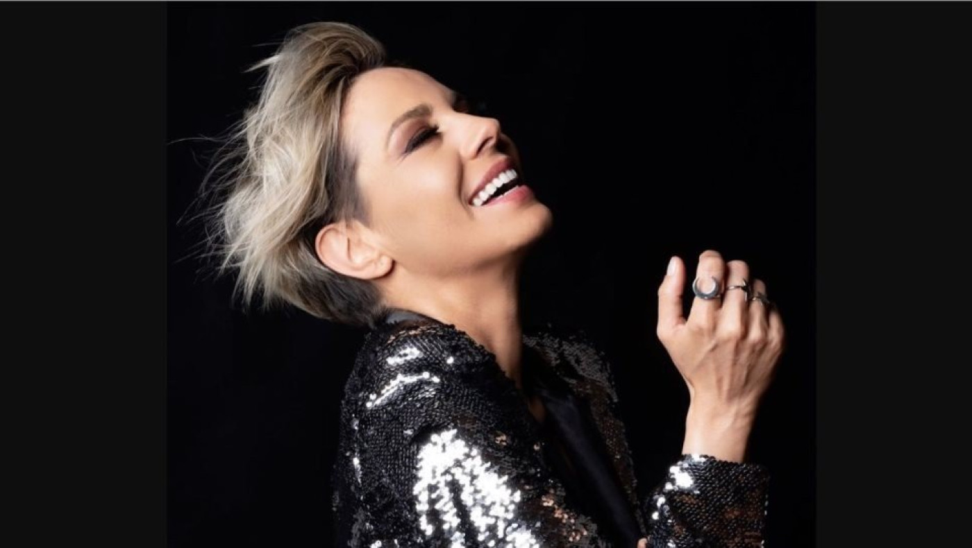 Η Ράνια Κωστάκη ποζάρει στα βράχια φορώντας το μπικίνι της