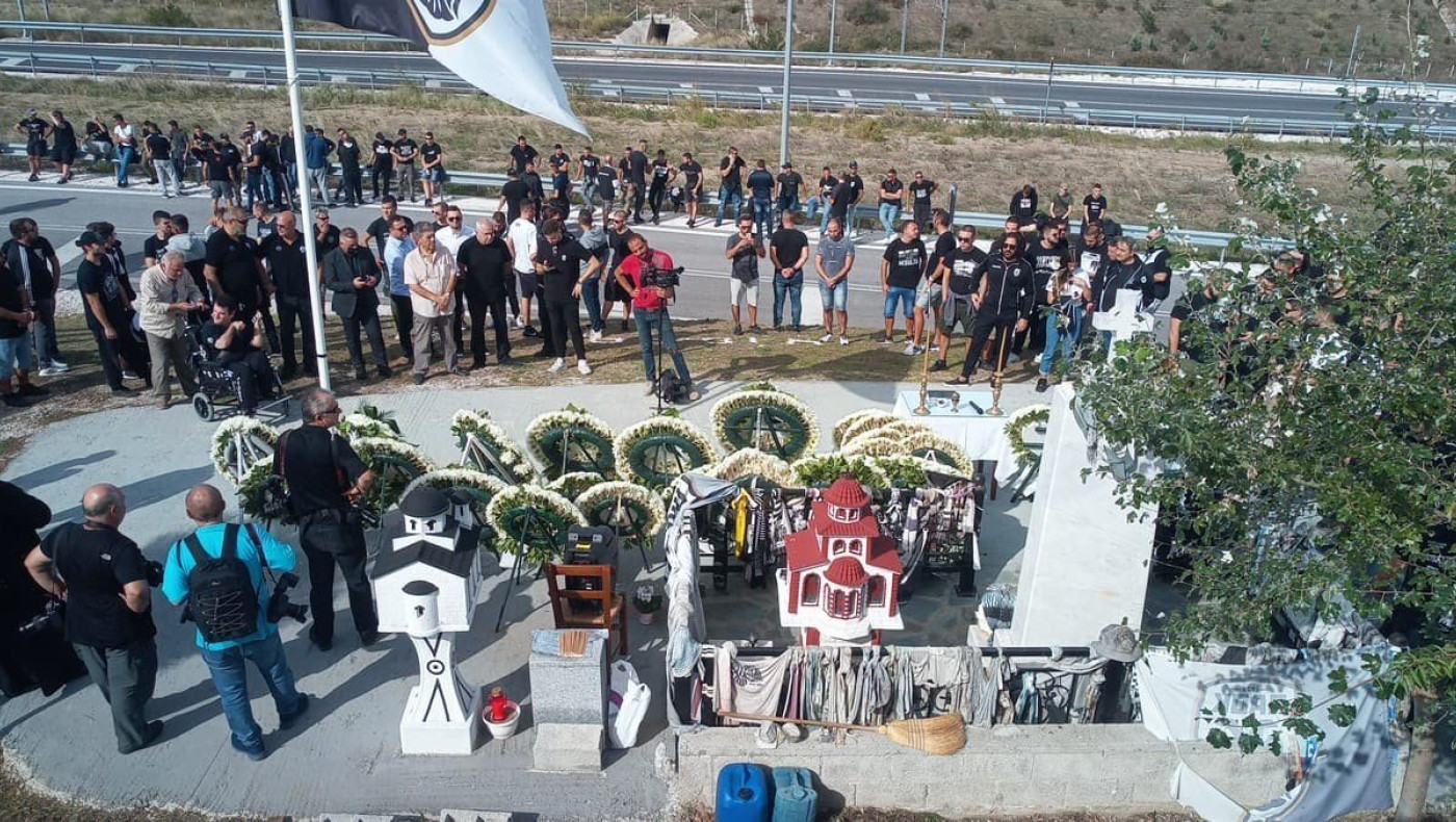 Σύσσωμη η οικογένεια του ΠΑΟΚ στο μνημείο των Τεμπών, παρών και ο Βιεϊρίνια!