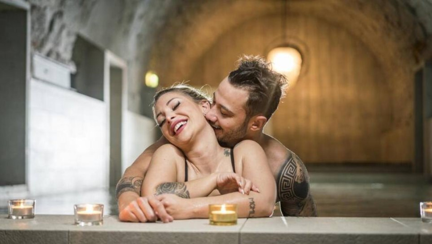 The Bachelor: Λεσβιακά φιλιά στο ριάλιτι της Ελβετίας