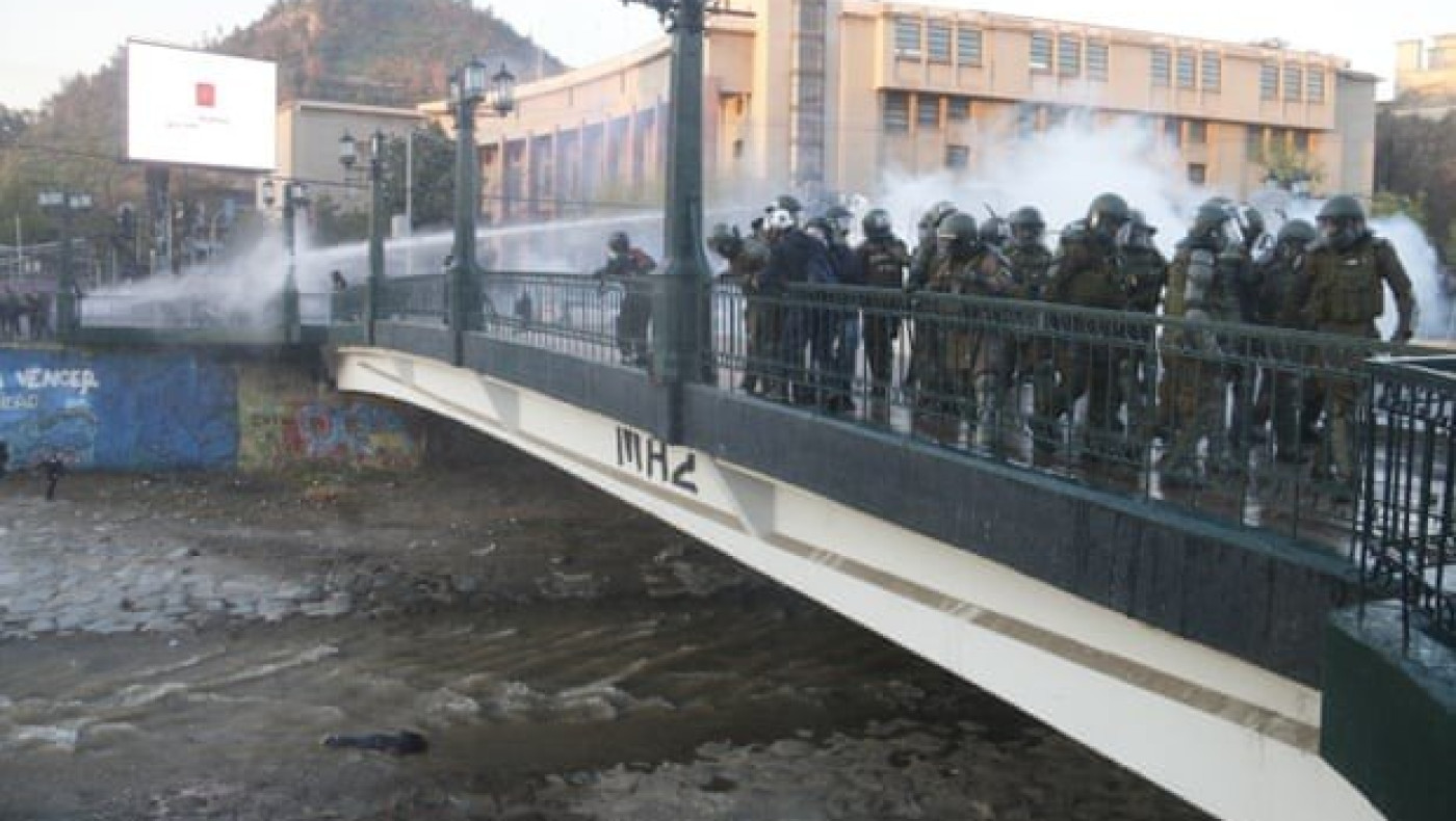 Χιλή: Σοκ με βίντεο που δείχνει αστυνομικό να ρίχνει από γέφυρα 16χρονο
