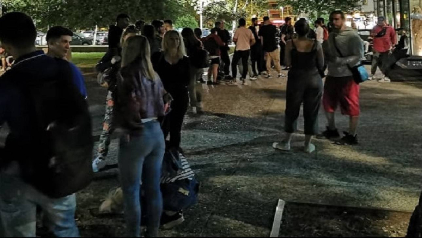 Θεσσαλονίκη: Συνωστισμός μέχρι το πρωί στην πλατεία Αρχαίας Αγοράς