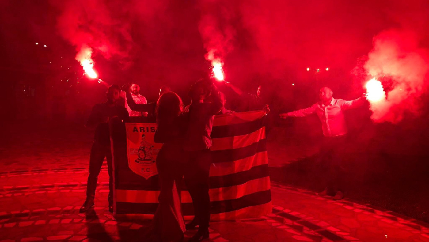 Έκαναν κερκίδα για τον Άρη στον γάμο τους!
