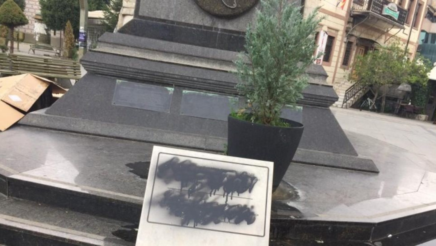Βανδαλίστηκαν πινακίδες σε αγάλματα μορφών της ελληνικής αρχαιότητας στα Σκόπια