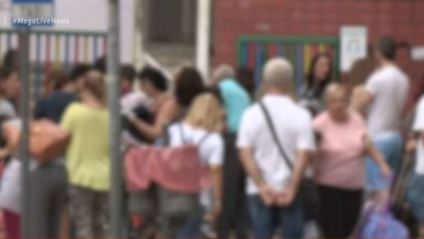 Θεσσαλονίκη: Εικόνες συνωστισμού, γονείς περιμένουν τους μαθητές χωρίς μάσκες