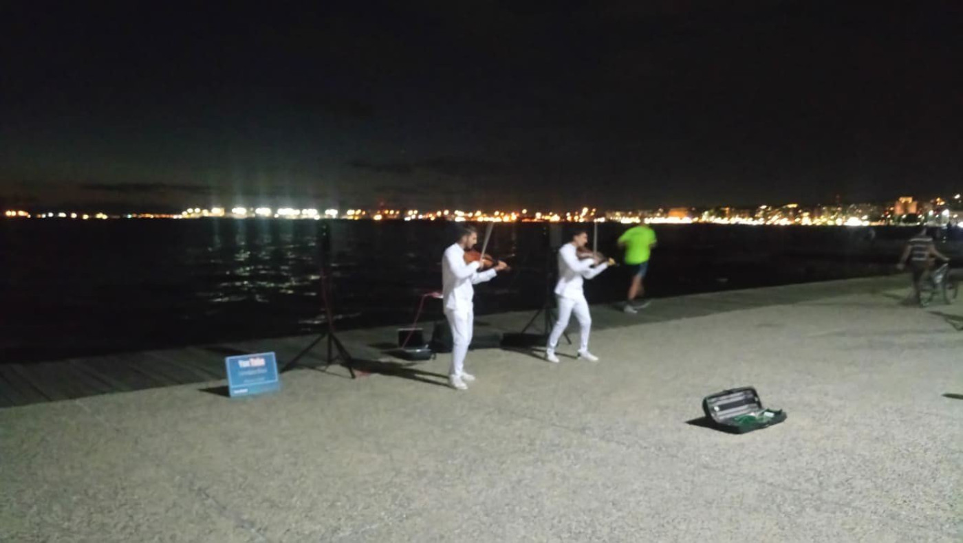 Οι βιολιτζήδες με τα άσπρα πουκάμισα στη Νέα Παράλια