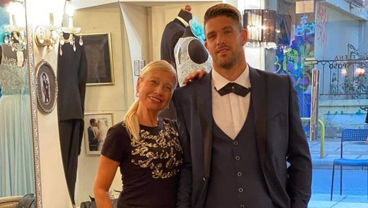 Το κοστούμι που επέλεξε ο... νονός Πασχαλάκης