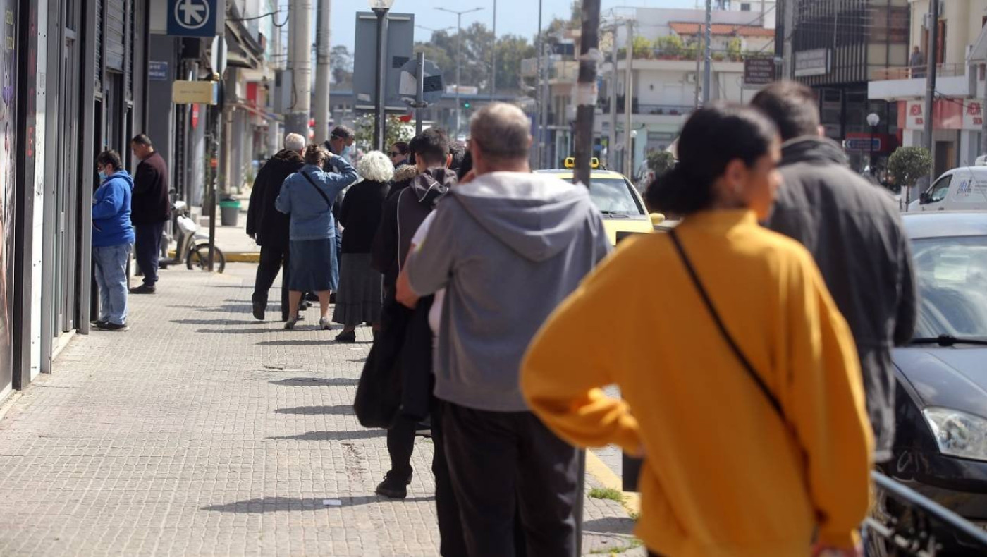 Σέρρες: Ουρές ηλικιωμένων έξω από τις τράπεζες αδιαφορούν για τους κινδύνους λόγω κορωνοϊού