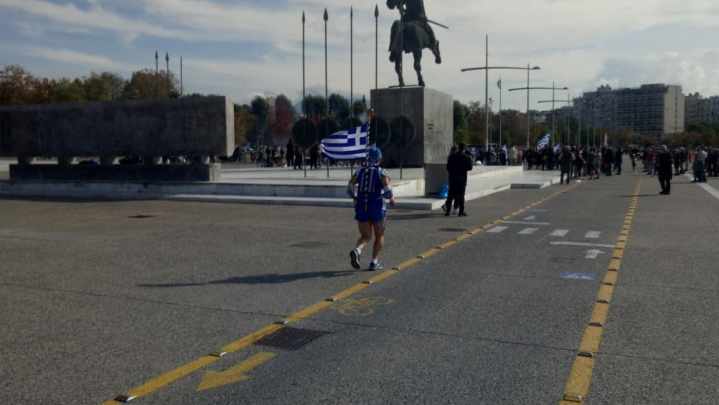 Ο δρομέας με τη γαλανόλευκη περιβολή έκλεψε την παράσταση!