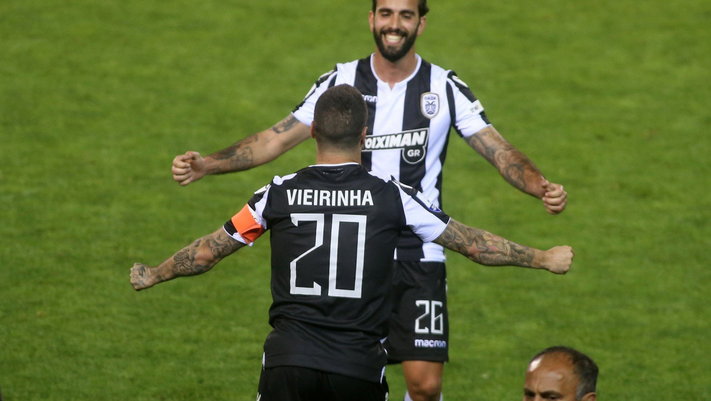 Συγχαρητήρια του Βιεϊρίνια στον Ολιβέιρα για το γκολ επί του Ολυμπιακού