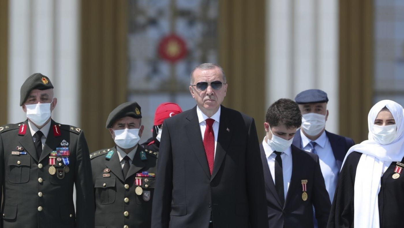 Ο Ερντογάν θέλει αύξηση στον μισθό του ενώ καταρρέει η τουρκική οικονομία