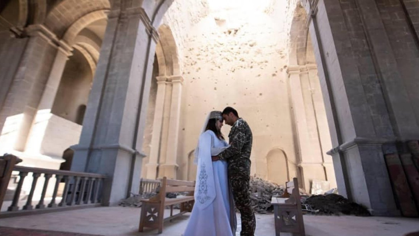 Ναγκόρνο Καραμπάχ: Συγκίνηση με γάμο Αρμενίων σε βομβαρδισμένο ναό