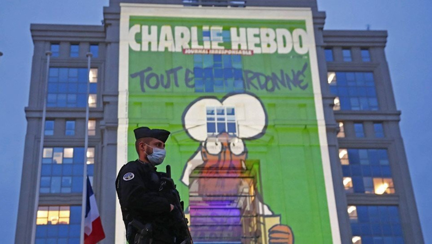 Γαλλία: Σκίτσα του Charlie Hebdo σε κυβερνητικά κτήρια