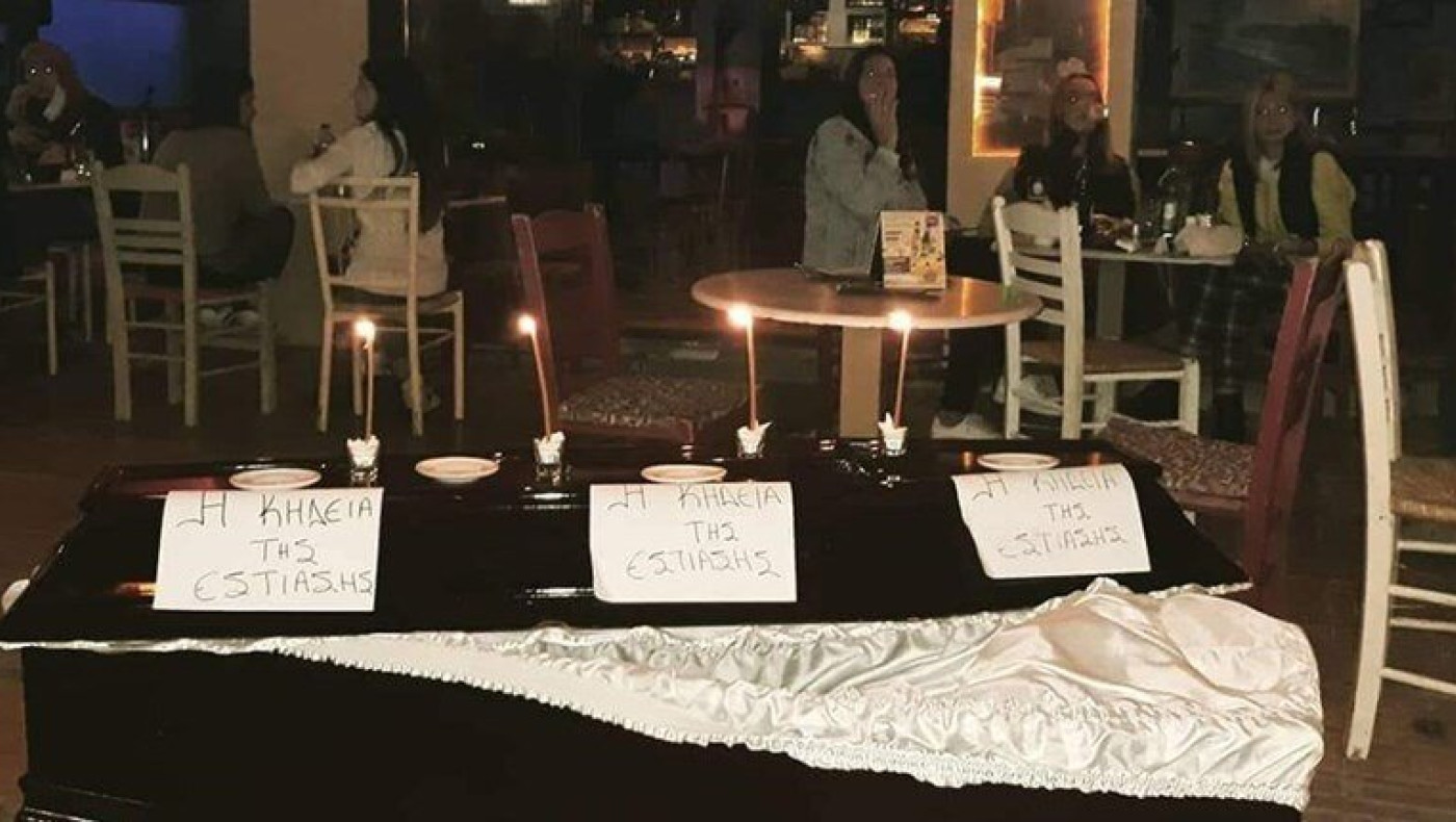 Εβαλε... φέρετρο έξω από το μαγαζί του