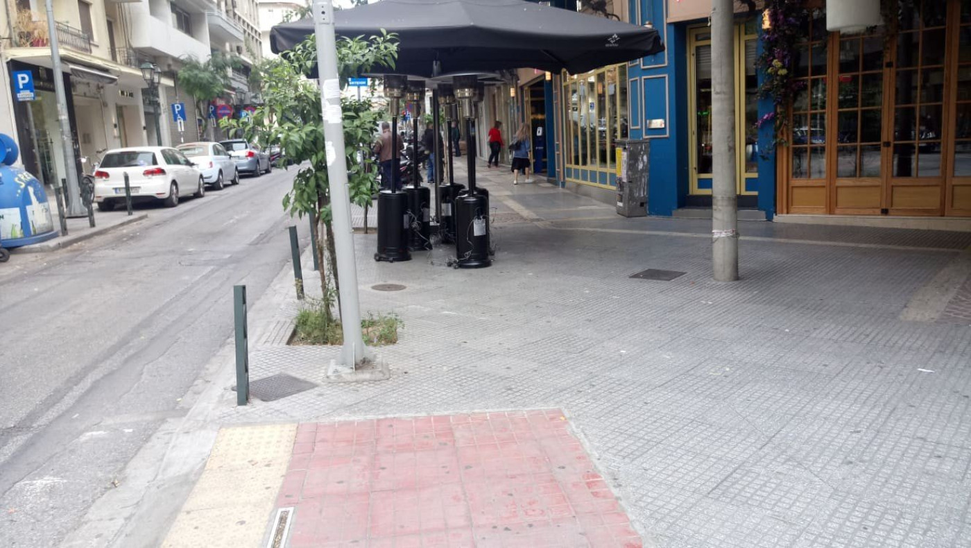 Θεσσαλονίκη: Μαζεύτηκαν τα τραπεζοκαθίσματα, μόνο take away!