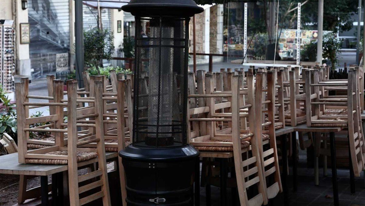 Σκέψεις να ανοίξει η εστίαση παραμονές Χριστουγέννων