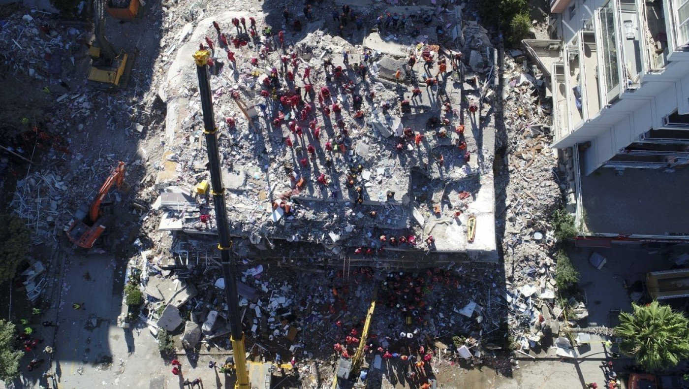 Σεισμός: 4 αδέρφια ανασύρθηκαν ζωντανά από τα ερείπια στη Σμύρνη