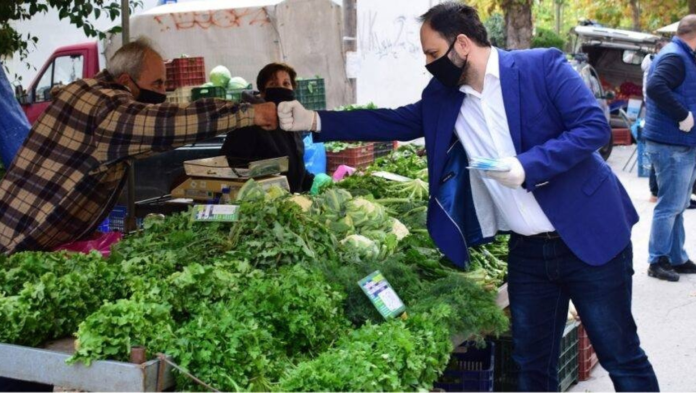 Μοίρασε μάσκες στους πολίτες ο δήμαρχος Καλαμαριάς