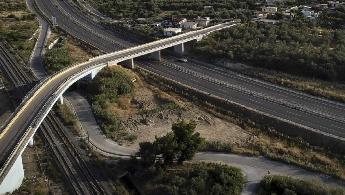 Βίντεο (σκληρές εικόνες): Ηλικιωμένος πέφτει από γέφυρα στην Ολυμπία Οδό