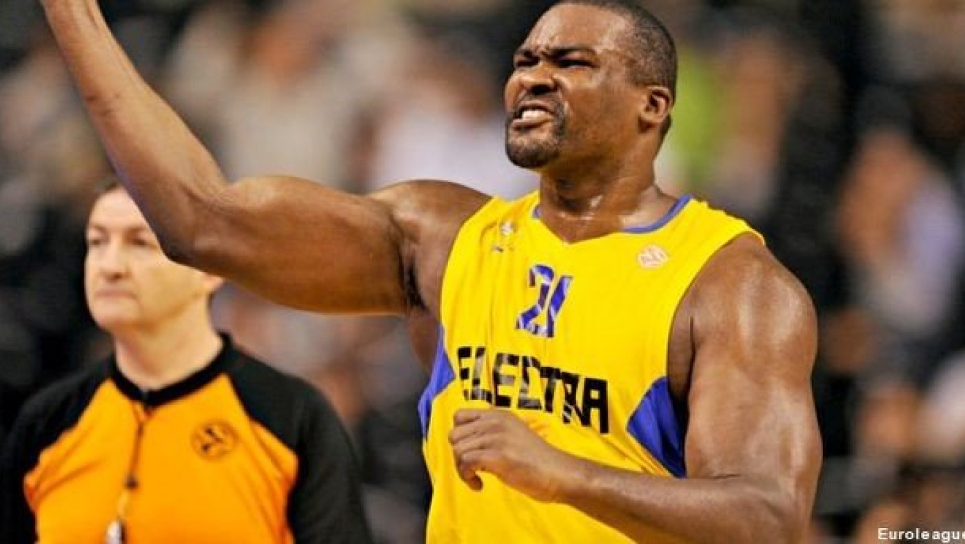 «Σούπερ» Σόφο και νίκη για Μακάμπι