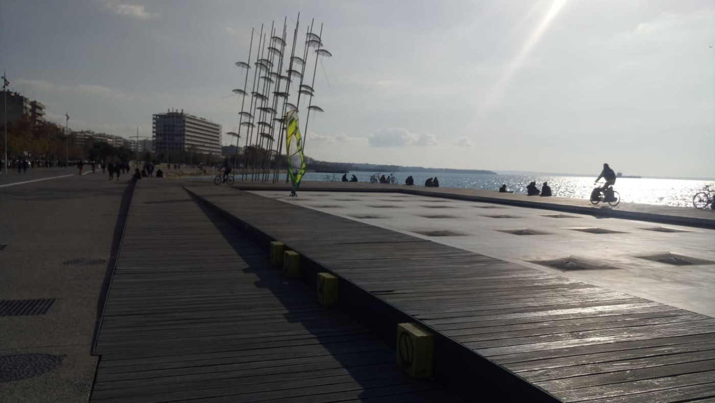 Σερφ... με ροδακια στη Νέα Παραλία!