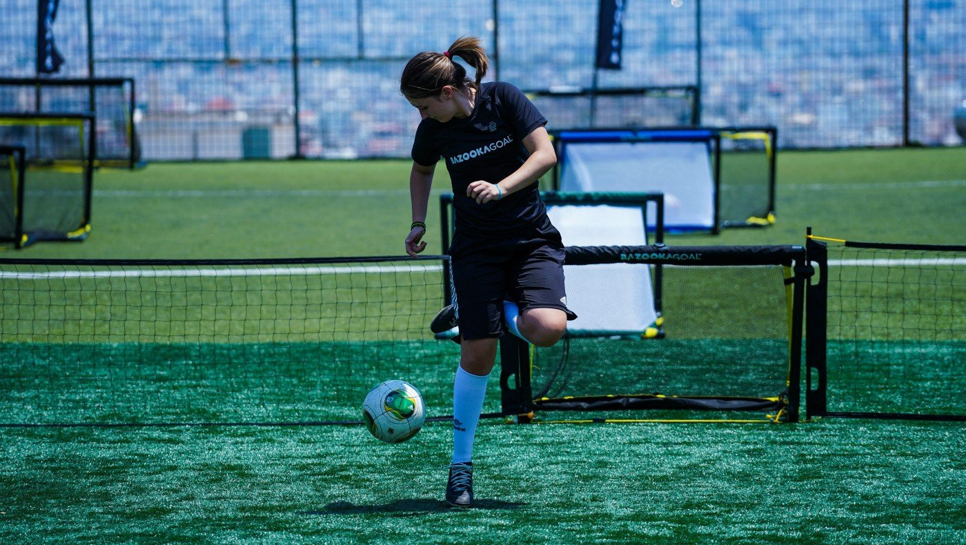 H Κατερίνα Καραλή μας ταξιδεύει στα άδυτα του freestyle football