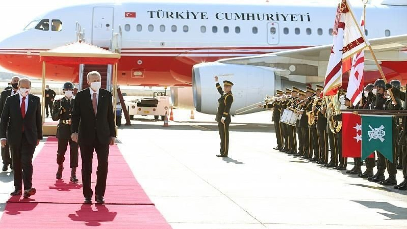 Νέα τουρκική πρόκληση: Αεροπλάνα σχημάτισαν την ημισέλινο στον ουρανό της Κύπρου