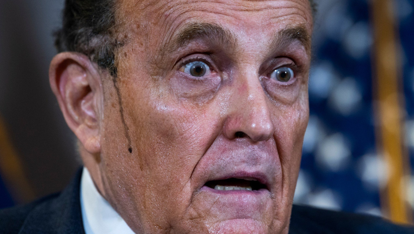 Ξέβαψαν τα μαλλιά του Τζουλιάνι on camera!