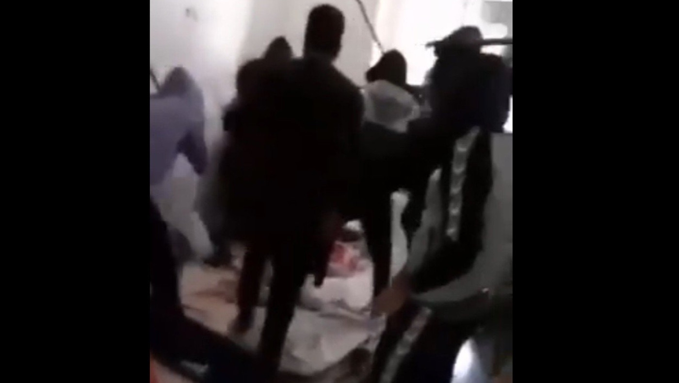 Βίντεο ΣΟΚ: Άγρια επίθεση με έναν νεκρό και δύο τραυματίες μέσα σε σπίτι (σκληρές εικόνες)