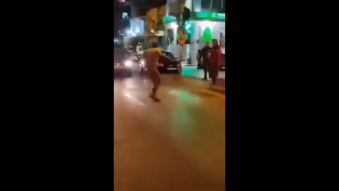 Απίστευτες εικόνες: Άνδρας βγήκε γυμνός στον δρόμο και χοροπηδούσε πάνω σε αμάξια