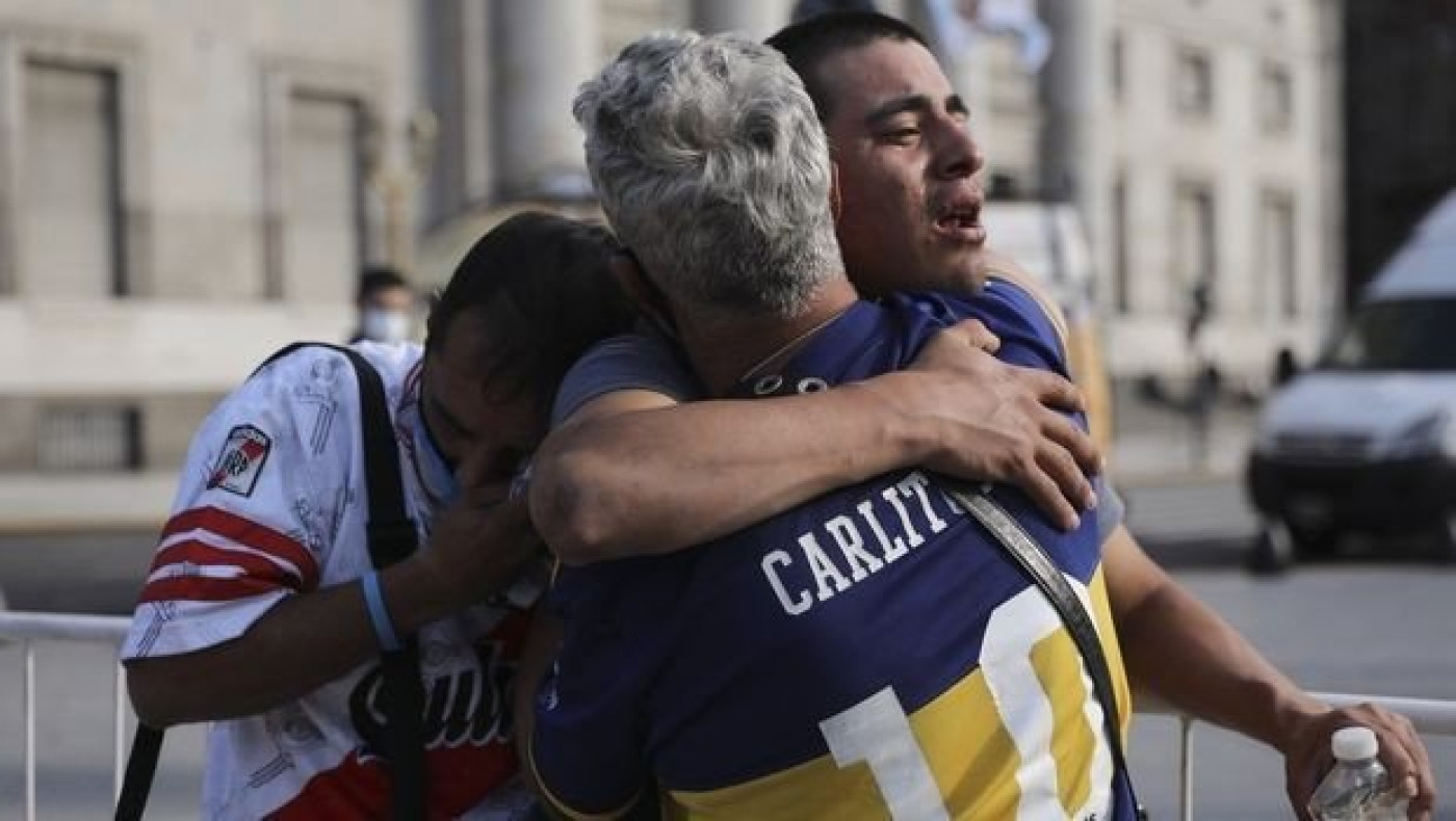 Οπαδοί της Μπόκα και της Ρίβερ κλαίνε αγκαλιασμένοι για τον χαμό του Μαραντόνα