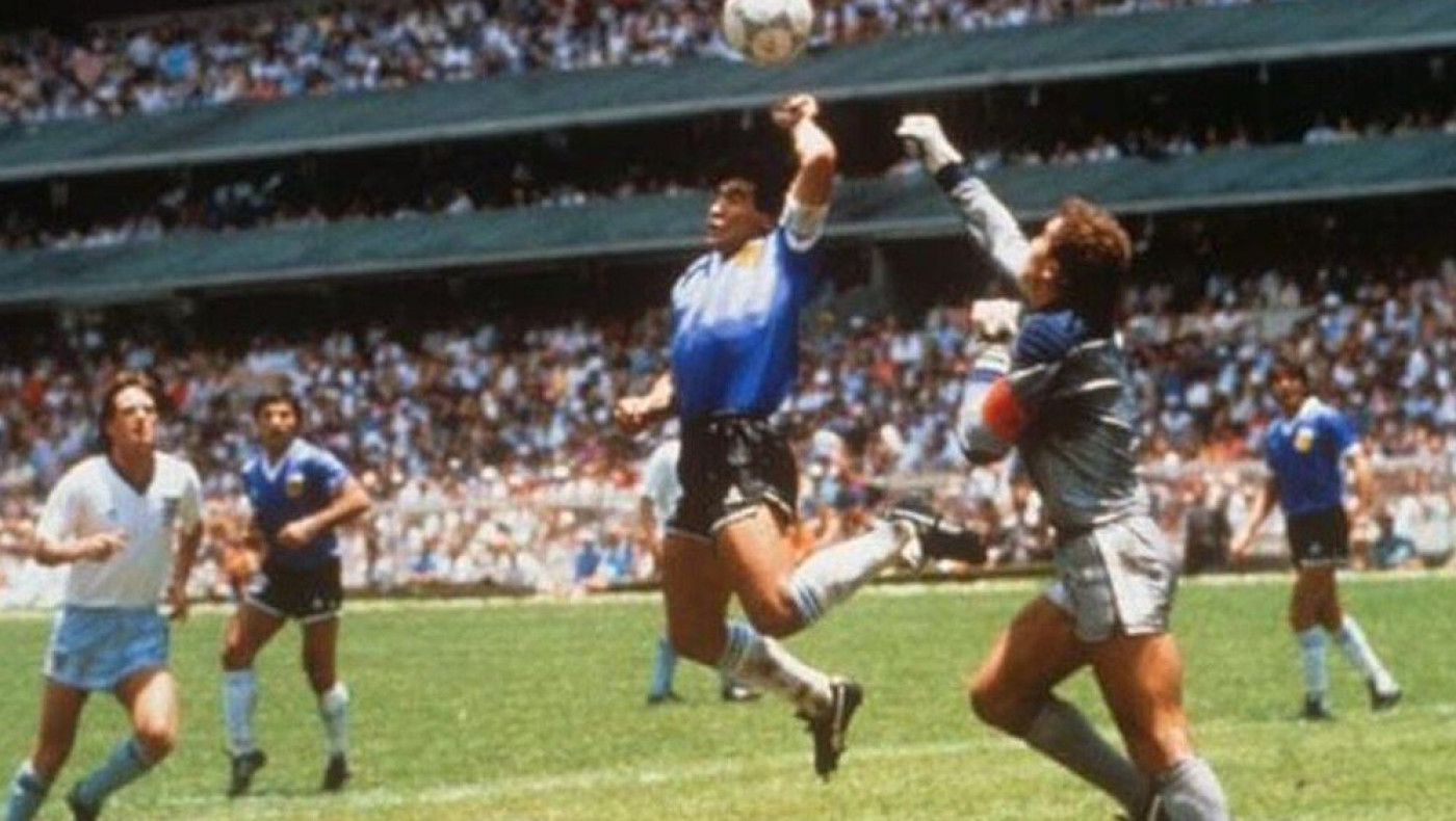 Το «κόμπλεξ» του αγγλικού Τύπου για τον Μαραντόνα! Δείτε τα σημερινά πρωτοσέλιδα