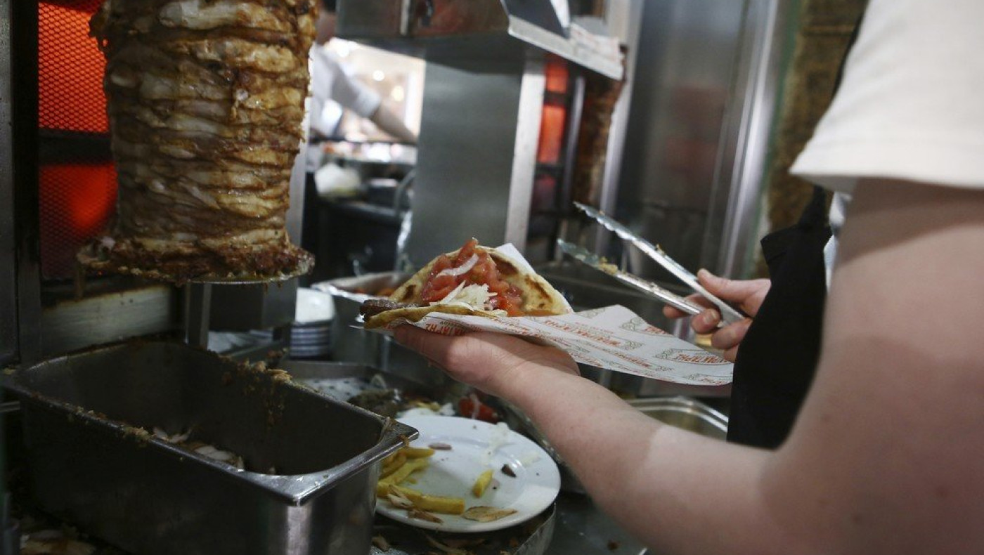 Λάρισα: Αλυσίδα fast food προσφέρει δωρεάν γύρο για όλους