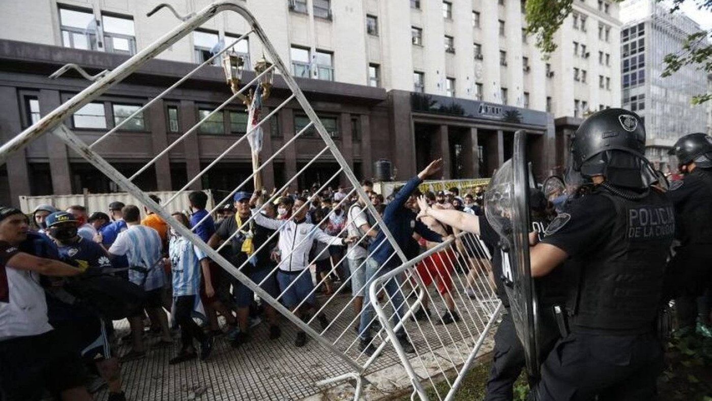 LIVESTREAMING: Χάος στην κηδεία, μεταφέρθηκε αλλού η σορός του Μαραντόνα