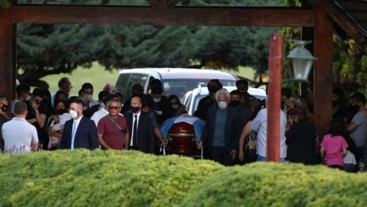 Στα χέρια του Θεού ο Μαραντόνα - Ετάφη δίπλα στους γονείς του