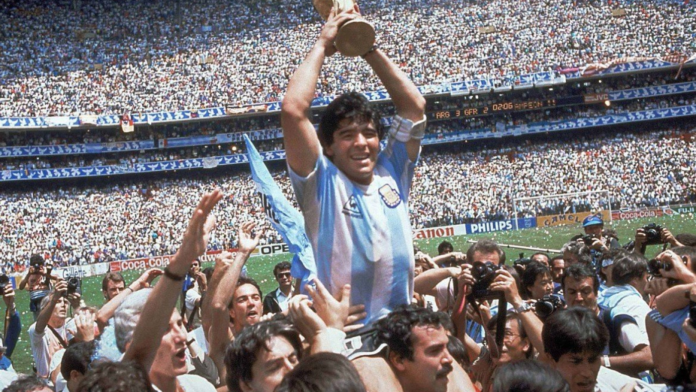 Ποδοσφαιριστές ανά τον κόσμο αφιέρωσαν τα γκολ τους στον Μαραντόνα